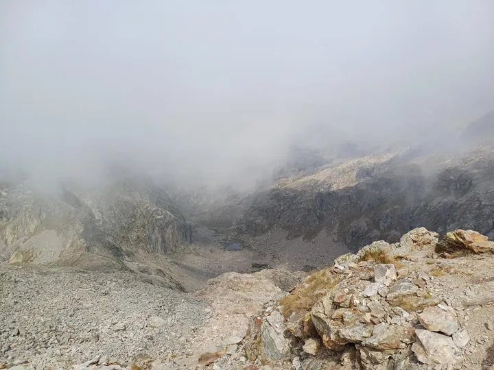 La vallée des Merveilles dans la brume, photographiée depuis un col.