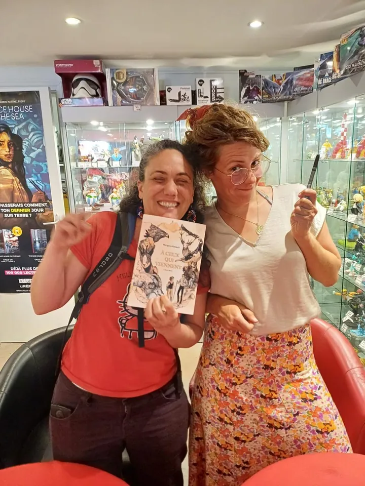 Marie et Mo, le livre imprimé à la main, dans une librairie.